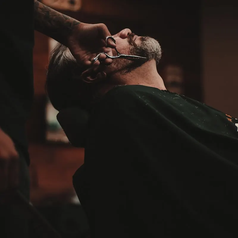 Úprava vousů nůžkami v Elite Barbershopu
