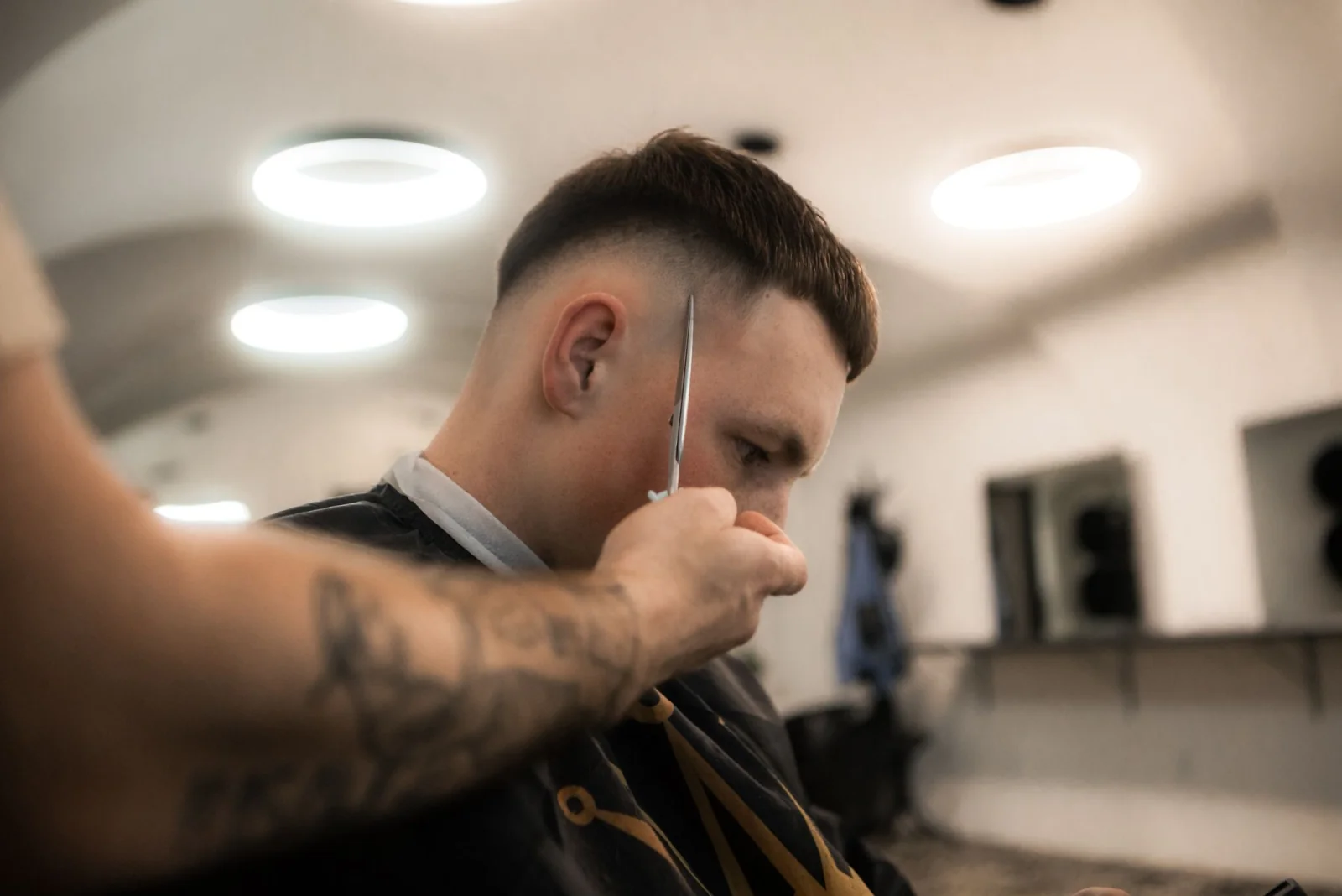 Detail klasického střihu nůžkami v Elite Barbershopu, profesionální přístup k pánskému střihu