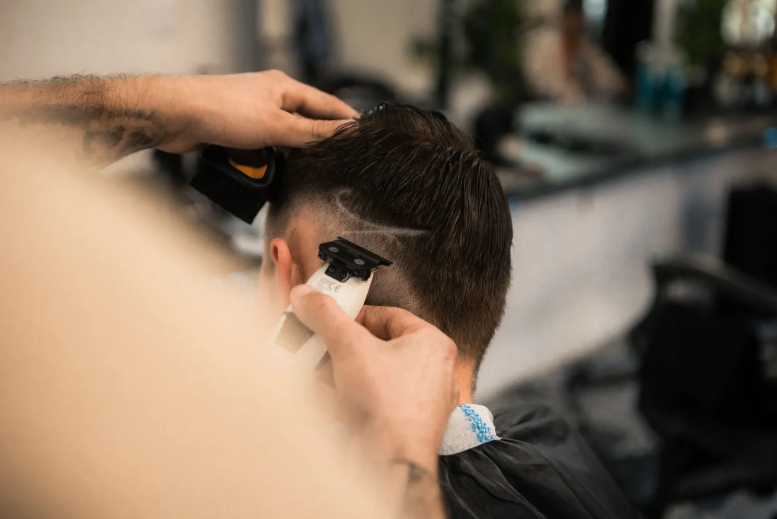 Detail precizního fade s vystříhaným designem v Elite Barbershopu, Praha 1