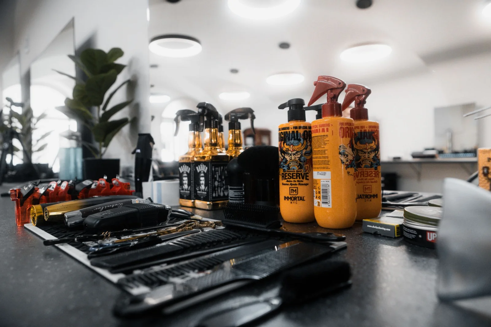 Premium produkty pro pánskou péči v Elite Barbershopu, Bandit, Immortal NYC, nůžky a strojek