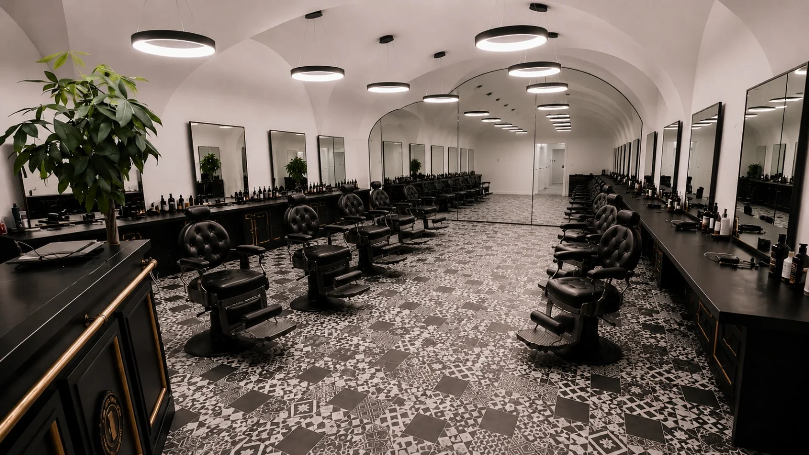 Interiér Elite Barbershopu, klenutý strop s kruhovými lampami, kožené barber chairs a vzorovaná dlažba, Štěpánská 617/26 Praha 1